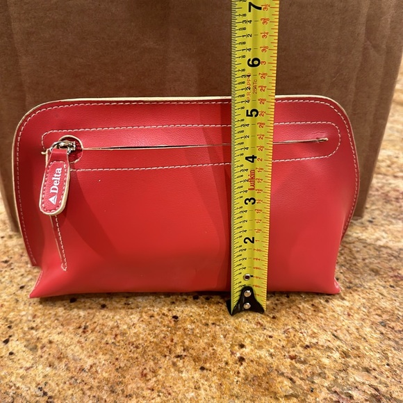 VINTAGE ❤️DELTA AIRLINES ZIPPER  TOILETRIES CASE WITH SOCKS, EARPLUGS & TISSUES - Picture 7 of 7